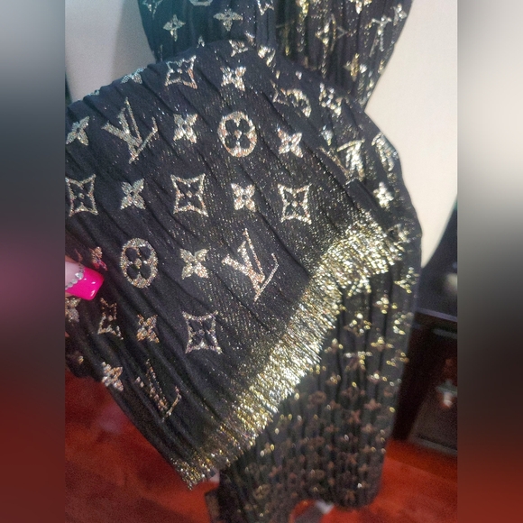 Louis Vuitton Monogram So Glitter Stole Scarf/Shawl - Picture 8 of 15
